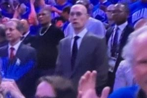 格格不入??NBA总裁萧华现场看球 屹立于人海之中宛如机器人